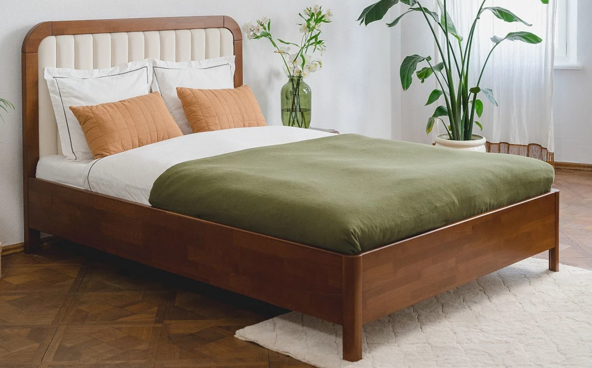 Tapicerowane łóżko drewniane bukowe Visby MODENA z wysokim zagłówkiem