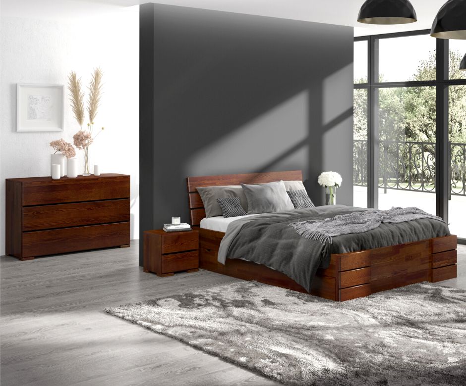 Drewniane łóżko w zestawie z komodą i szafkami nocnymi