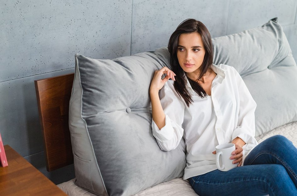 Szara poduszka dzienna Visby TRIANGEL 160 cm na drewniany zagłówek łóżka do sypialni / tkanina French Velvet 666