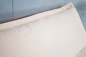 Beżowa poduszka dzienna Visby MJUKA na drewniany zagłówek łóżka do sypialni / tkanina Casablanca 2302
