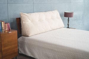 Beżowa poduszka dzienna Visby TRIANGEL 140 cm na drewniany zagłówek łóżka do sypialni / tkanina Casablanca 2302