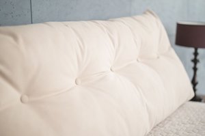 Beżowa poduszka dzienna Visby TRIANGEL 180 cm  na drewniany zagłówek łóżka do sypialni / tkanina Casablanca 2302