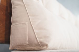 Beżowa poduszka dzienna Visby TRIANGEL 180 cm  na drewniany zagłówek łóżka do sypialni / tkanina Casablanca 2302