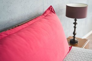 Czerwona poduszka dzienna Visby MJUKA 140 cm na drewniany zagłówek łóżka do sypialni / tkanina French Velvet 663