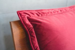 Czerwona poduszka dzienna Visby MJUKA na drewniany zagłówek łóżka do sypialni / tkanina French Velvet 663