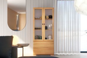 Drewniana bukowa witryna ze szklanymi drzwiami Visby SANDEMO 2S80 / kolor biały