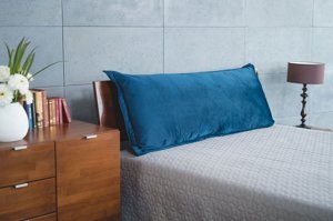 Granatowa poduszka dzienna Visby MJUKA na drewniany zagłówek łóżka do sypialni / tkanina French Velvet 670