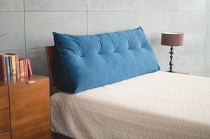 Granatowa poduszka dzienna Visby TRIANGEL 120 cm na drewniany zagłówek łóżka do sypialni / tkanina French Velvet 670