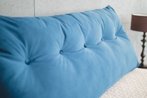 Granatowa poduszka dzienna Visby TRIANGEL na drewniany zagłówek łóżka do sypialni / tkanina French Velvet 670
