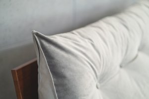 Szara poduszka dzienna Visby TRIANGEL 120 cm na drewniany zagłówek łóżka do sypialni / tkanina French Velvet 666